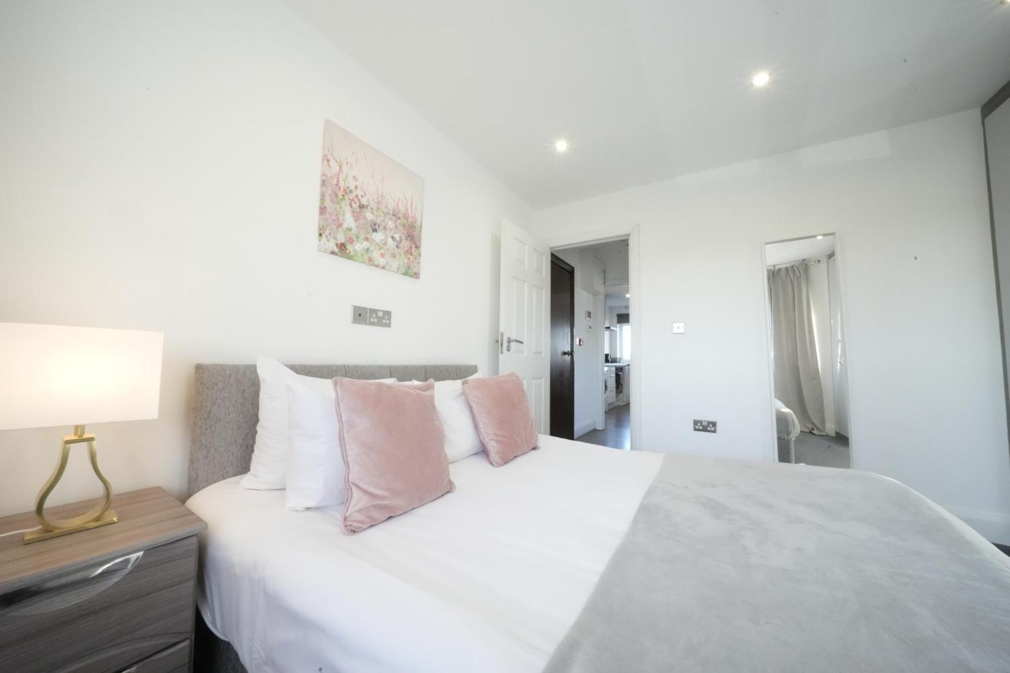 Hatton Apartments Heathrow Airport- Free Parking-Free Underground To And From Heathrow Airport Hatton Cross See Picture-See London Fast Hatton Cross To Central London 30Min Esterno foto