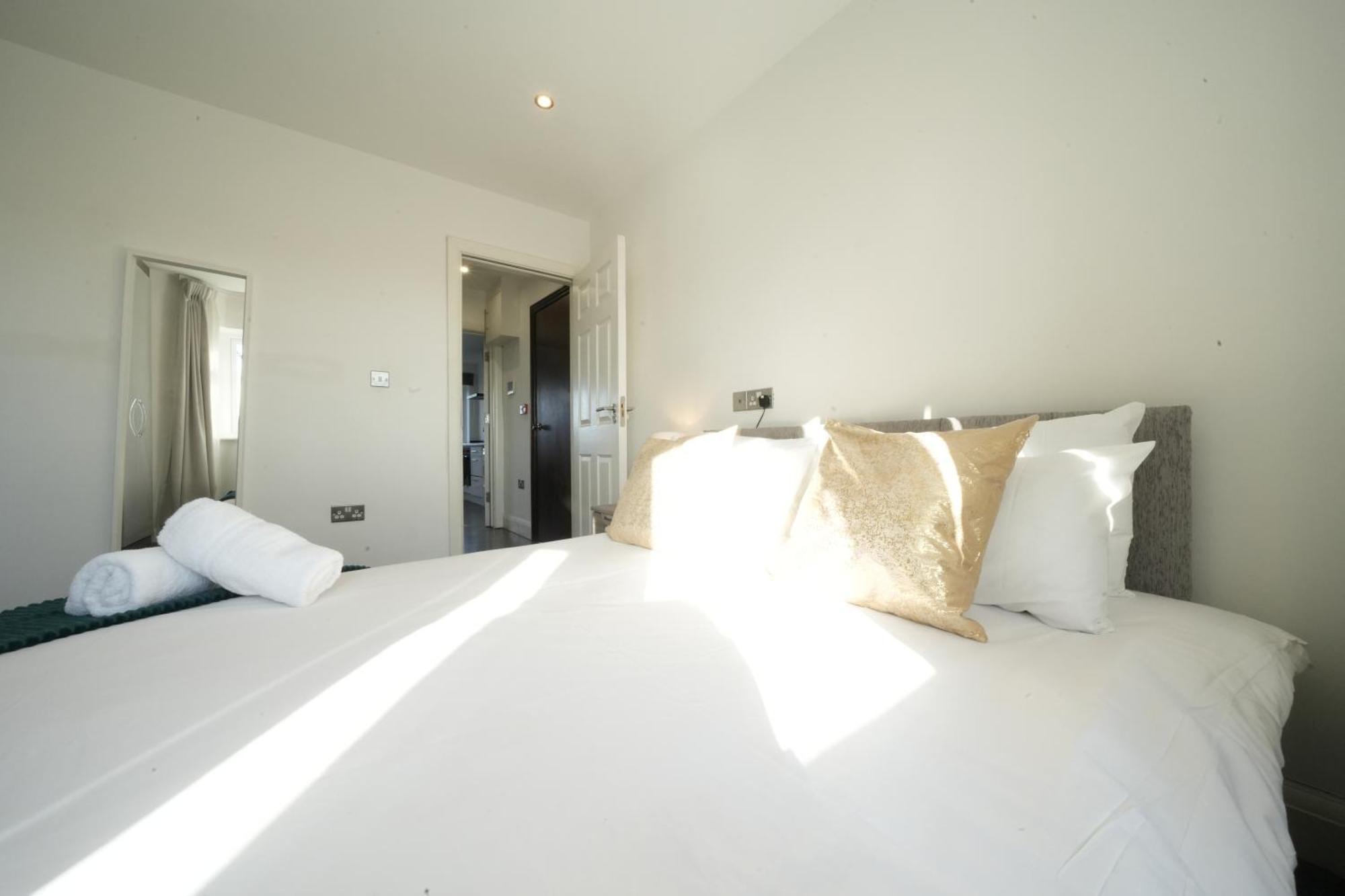 Hatton Apartments Heathrow Airport- Free Parking-Free Underground To And From Heathrow Airport Hatton Cross See Picture-See London Fast Hatton Cross To Central London 30Min Esterno foto